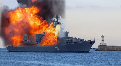 В результате пожара на флагмане Черноморского флота крейсере «Москва» сдетонировал боеприпас 