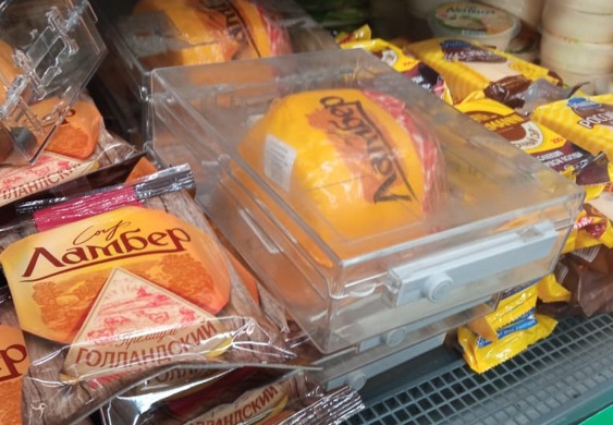 В «Пятерочке» отказались признать, что пакуют сыр в антикражные сейферы 