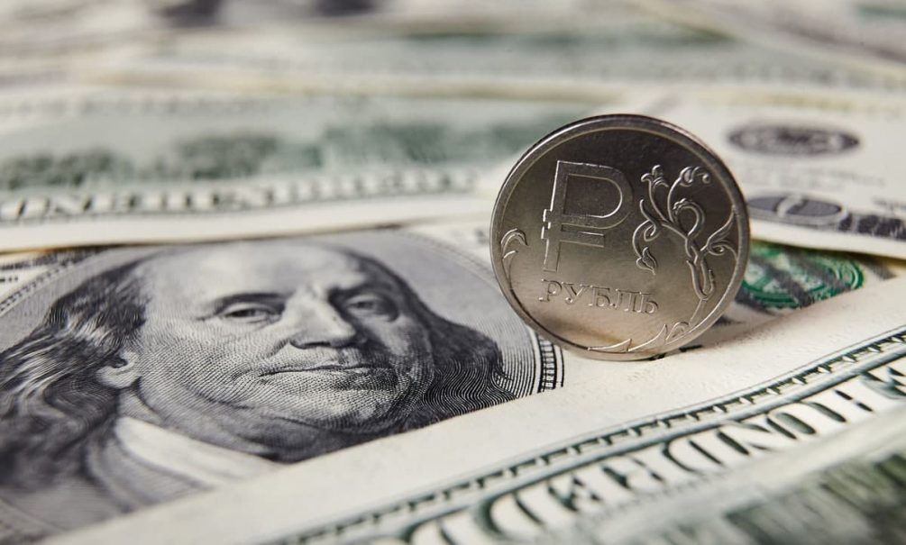Россиянам вновь разрешат покупать валюту: стоит ли сейчас брать доллар, и что будет с курсом рубля 