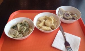 Повара руками накладывают вареники школьникам в Краснодарском крае