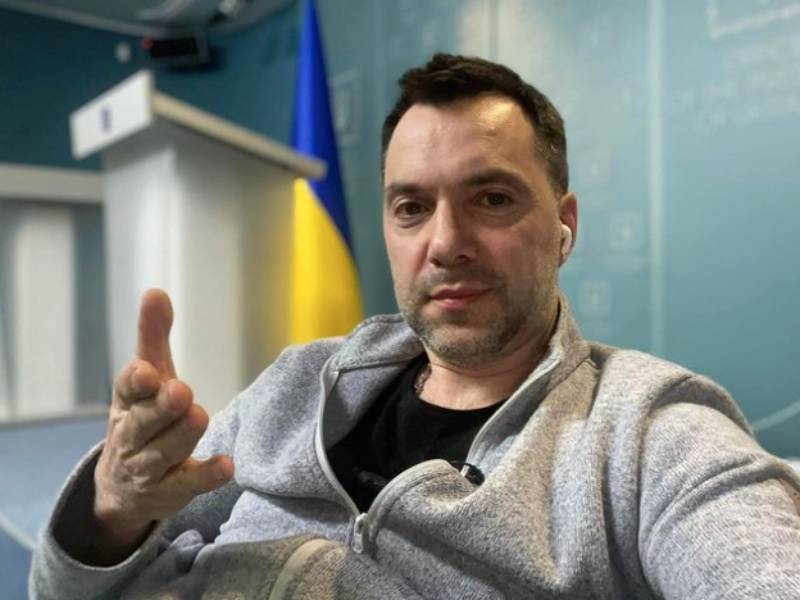 Признание советника Арестовича: Зеленский обманул украинцев, чтобы они не сбежали из страны