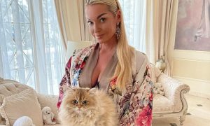 «Похороните меня в пуантах!»: пьяная Волочкова устроила истерику у здания суда