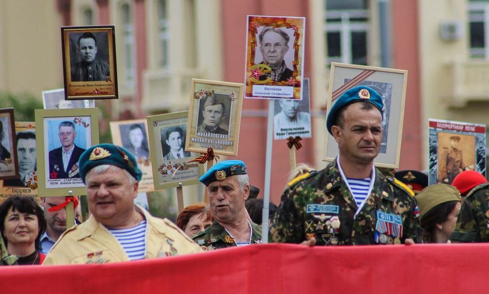 «Боятся наших героев даже на фотографиях»: все больше стран отказываются от «Бессмертного полка» 