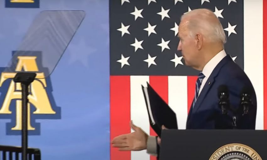 В США призвали отстранить от власти Байдена, «так как он невменяем»