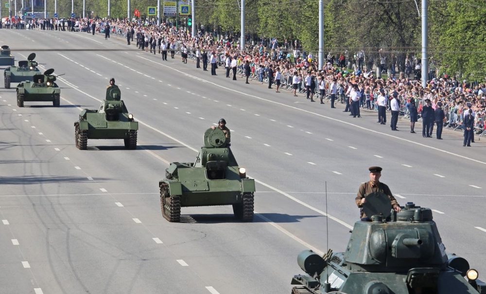 Самарский магазин предложил за 9000 рублей проехать на бронемашине во время Парада Победы 