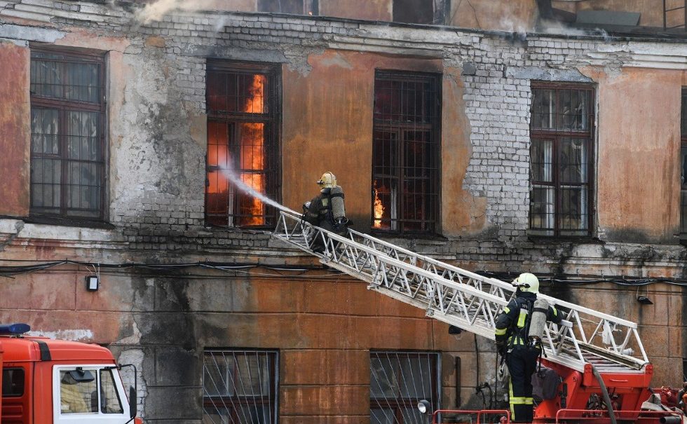 Пожарных в тверской НИИ вызвали только спустя 1,5 часа после возгорания 