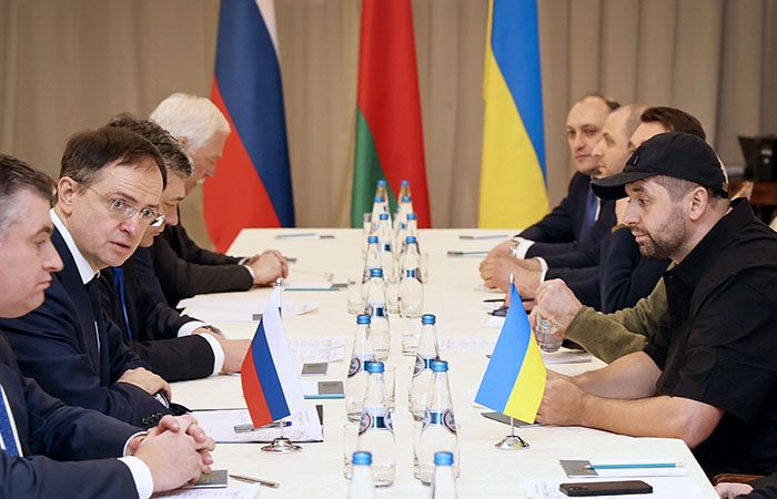 «Украина становится протекторатом»: политолог назвал истинные цели переговоров Москвы и Киева 