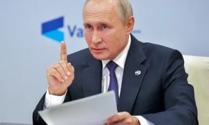Путин поручил ускорить отказ от долларов и евро при внешней торговле