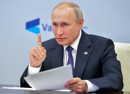 Путин поручил ускорить отказ от долларов и евро при внешней торговле 