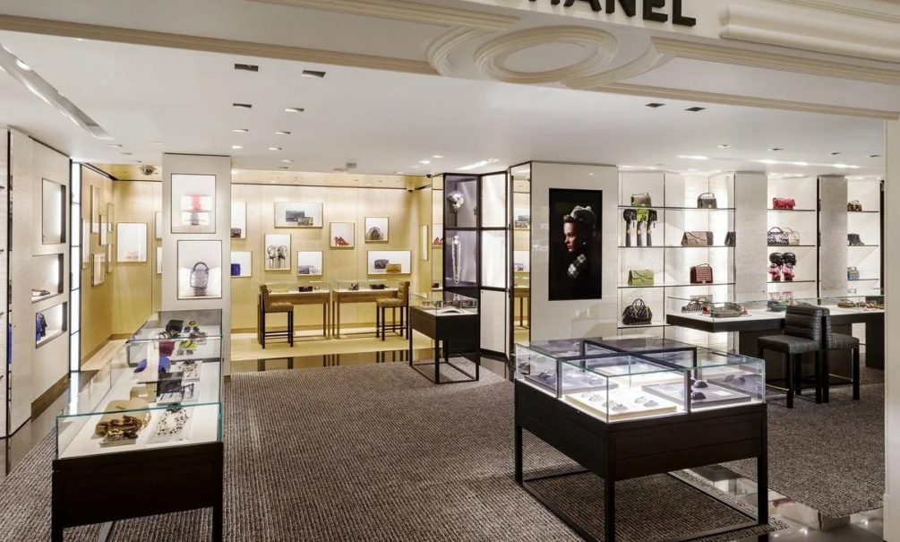 Зарубежным магазинам Chanel запретили продавать товары россиянам 