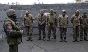 Сложившие оружие украинские морпехи рассказали о бросившем их командовании