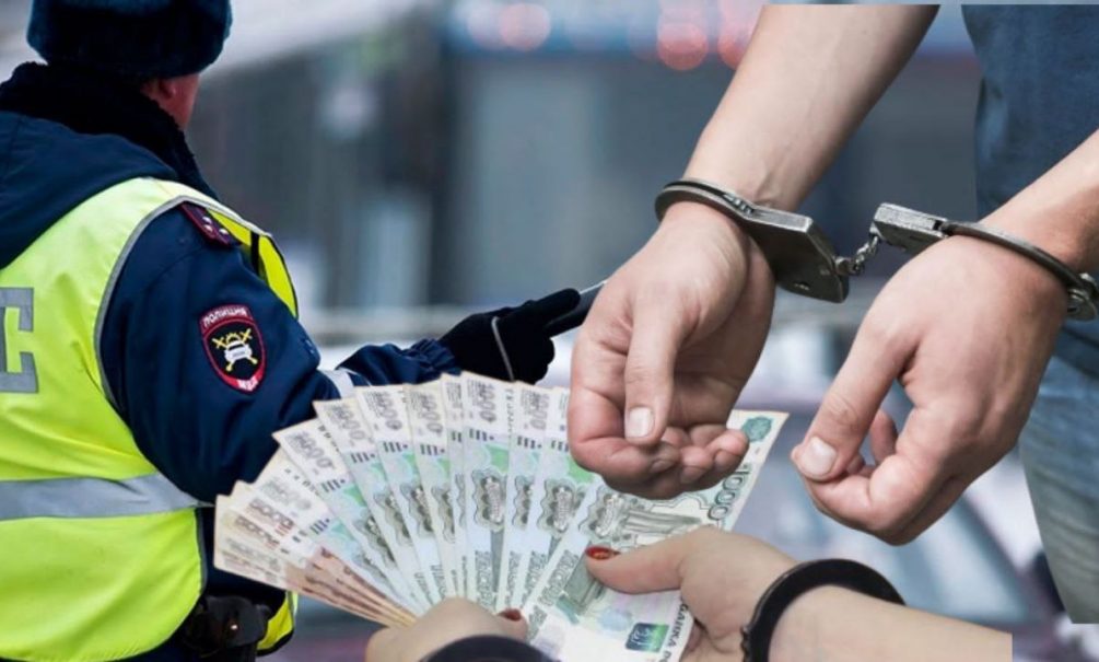 «Рядовые ДПС-ники возили деньги наверх»: в Ростовской области по подозрению во взяточничестве задержали больше 90 сотрудников ГИБДД 