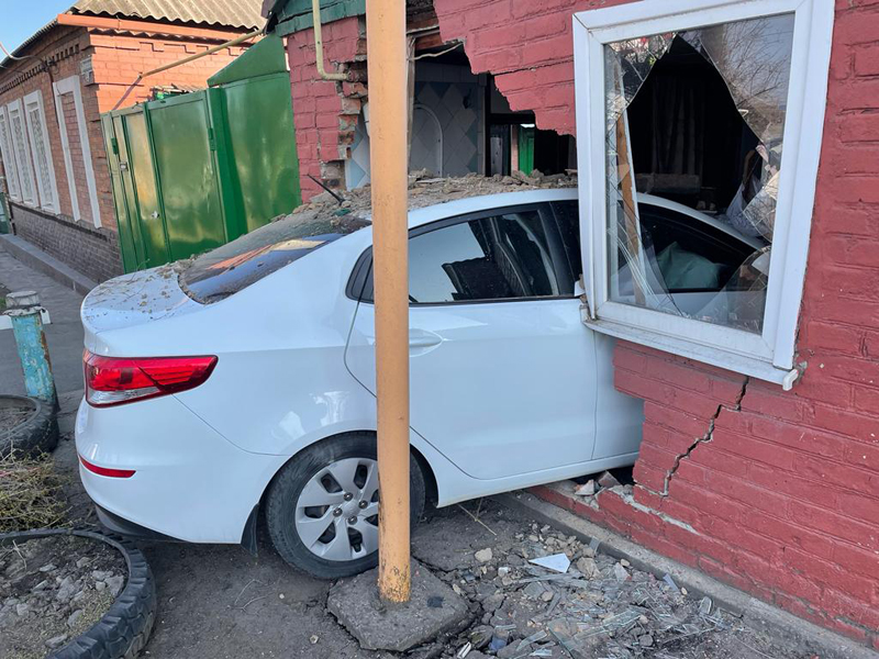 Автомобиль проломил стену жилого дома в ростовском городе Шахты