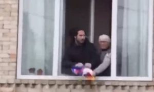 Бабушку надо слушаться: в Грузии старушка выбросила вывешенный внуком флаг Украины