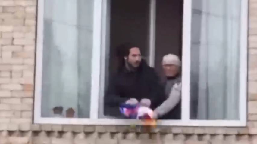 Бабушку надо слушаться: в Грузии старушка выбросила вывешенный внуком флаг Украины 
