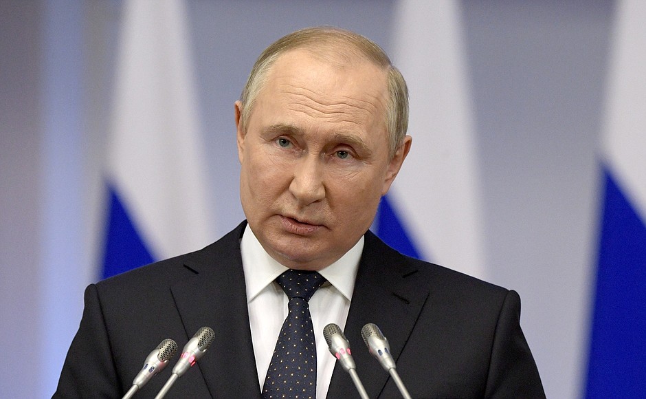 Путин пригрозил молниеносными ударами тем, кто вмешается в ситуацию на Украине 