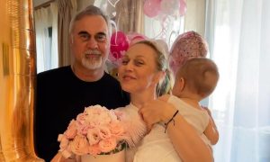 «Какая хорошая»: Меладзе и Джанабаева впервые показали лицо годовалой дочери