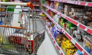 Экономист рассказал, когда в российских магазинах начнется снижение цен