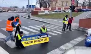 Разгневанные водители в Праге кулаками разогнали проукраинских активистов