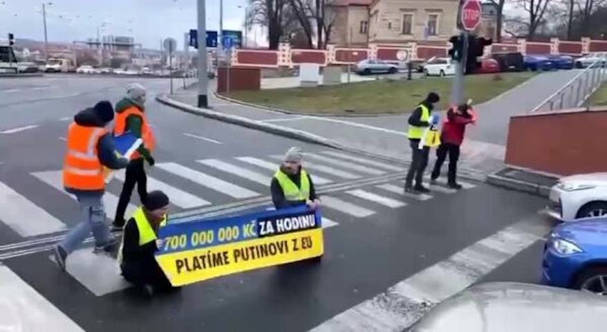 Разгневанные водители в Праге кулаками разогнали проукраинских активистов 