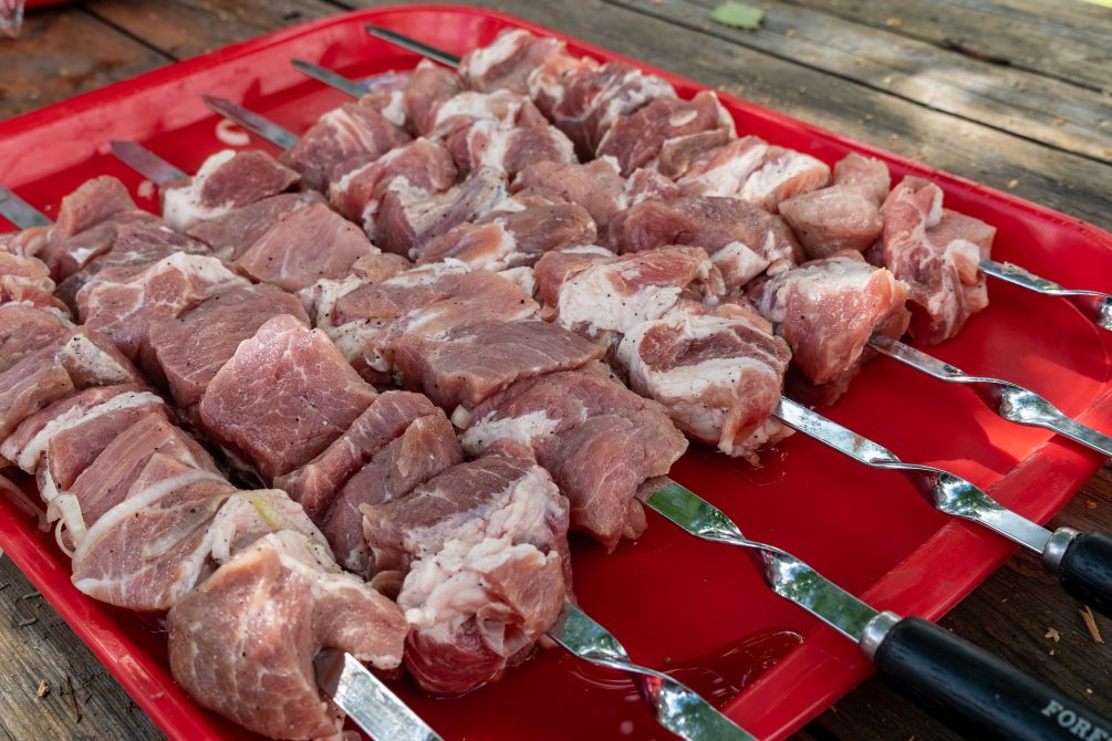 Индекс шашлыка: набор для приготовления мяса на природе за год подорожал почти на 600 рублей