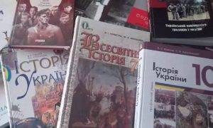 «Зазомбированные»: в школе освобожденного поселка Луганщины нашли комиксы и учебники с «уроками» ненависти ко всему русскому