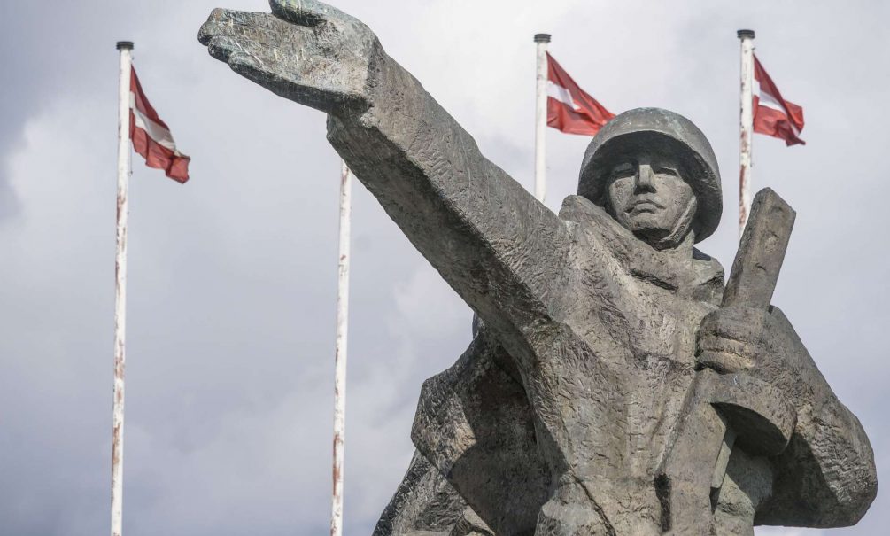 «Пришли отстоять свою память»: жители Риги устроили бунт из-за сноса монумента Освободителям 