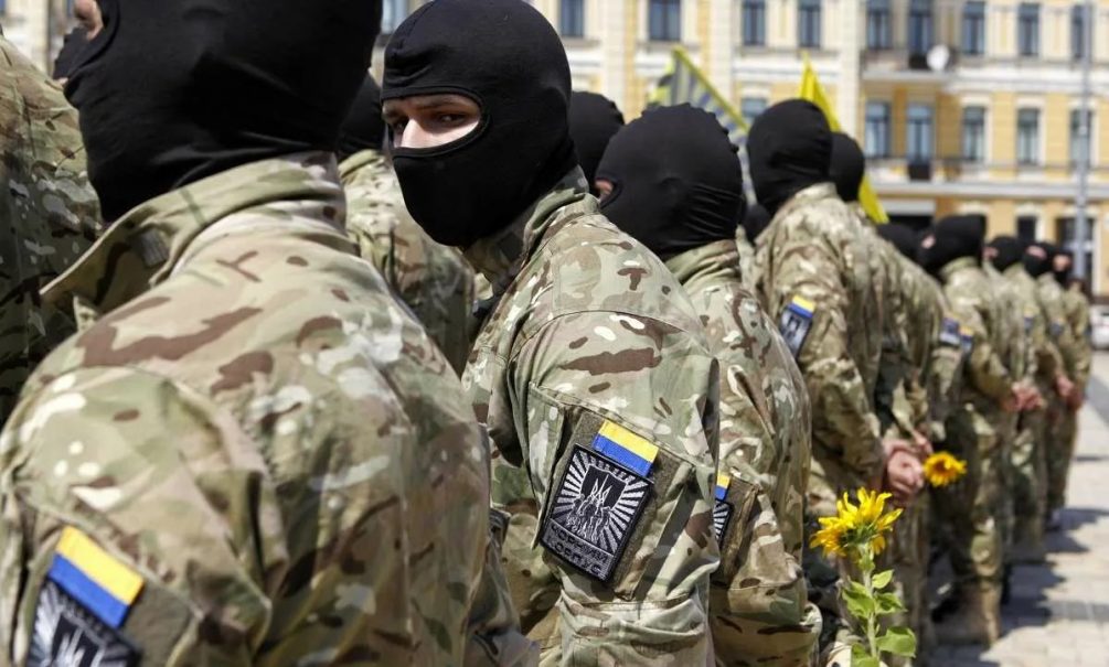 «Там сидят военные преступники»: эксперт оценил возможность эвакуации боевиков с «Азовстали»