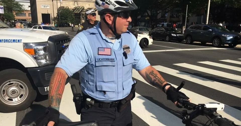 Тысячи американских полицейских оказались сторонниками экстремистских и националистических движений