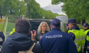В Латвии начались задержания противников сноса памятника Освободителям
