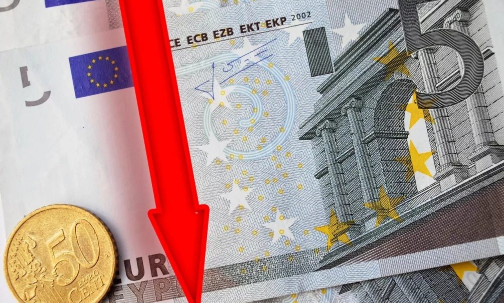 Упал до пятилетнего минимума: в Германии заявили о “свободном падении” курса евро 