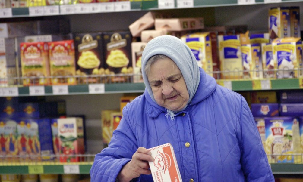 Россиянам объяснили, почему укрепление рубля не влияет на цены в магазинах