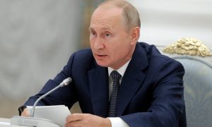 Путин предложил увеличить пенсии неработающим пенсионерам на 10%