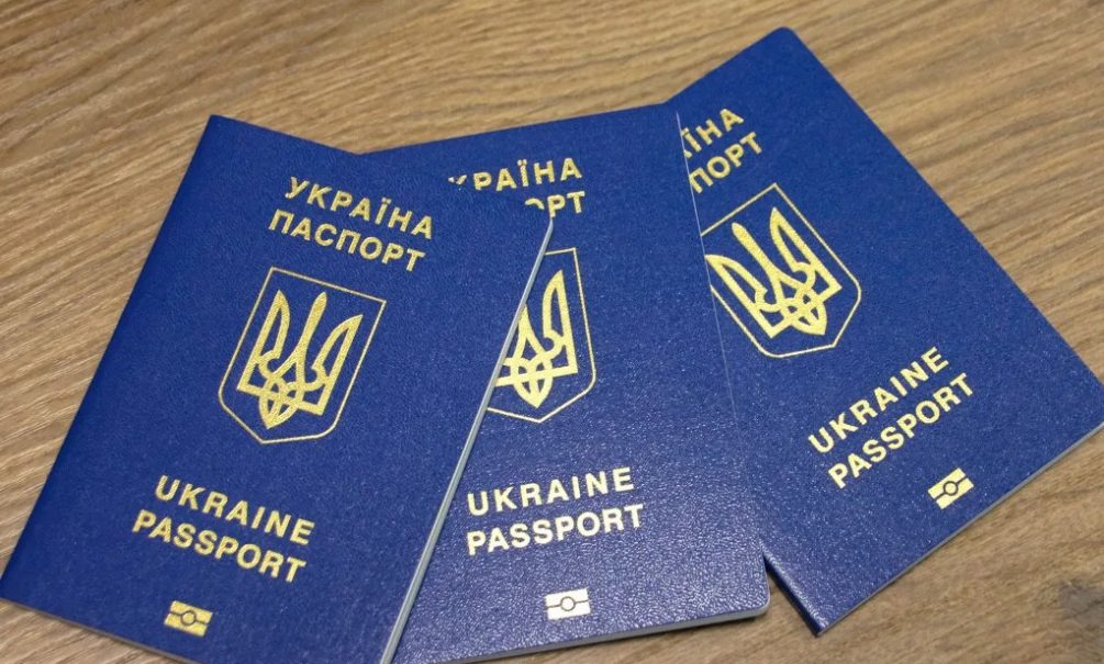 В Верховной Раде предложили лишать гражданства выехавших за рубеж украинцев 
