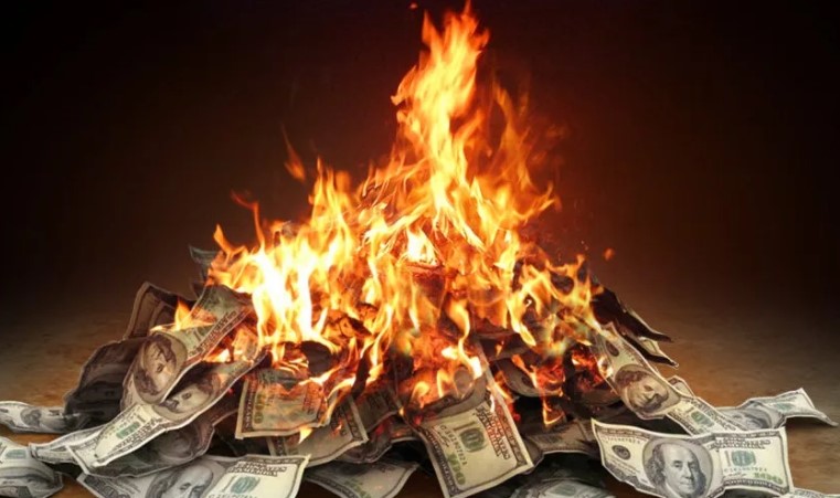Доллар падает: сгорят ли накопления россиян на черный день и доходы бюджета, рассчитанные по более высокому курсу 