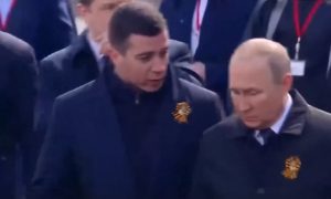 Новый преемник? Журналисты выяснили, с кем беседовал Путин после парада