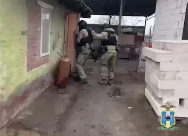В Ростовской области задержали банду подростков-неонацистов, которые подожгли кальянную В Ростовской области задержали банду подростков-неонацистов, которые подожгли кальянную