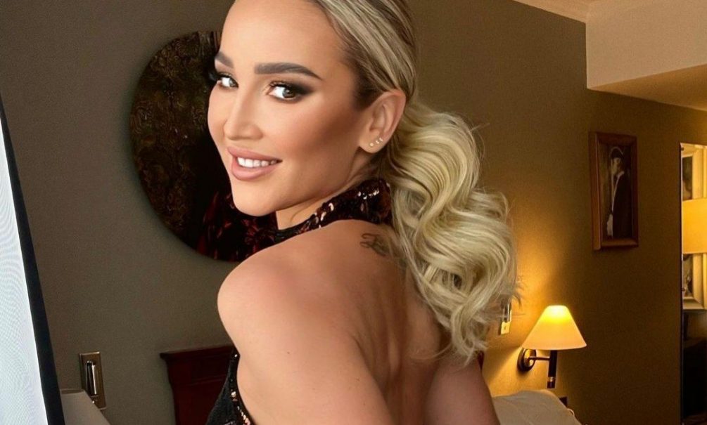 «Жирная и деревянная?»:  Бузова эмоционально отреагировала на критику ее танцев на пилоне 