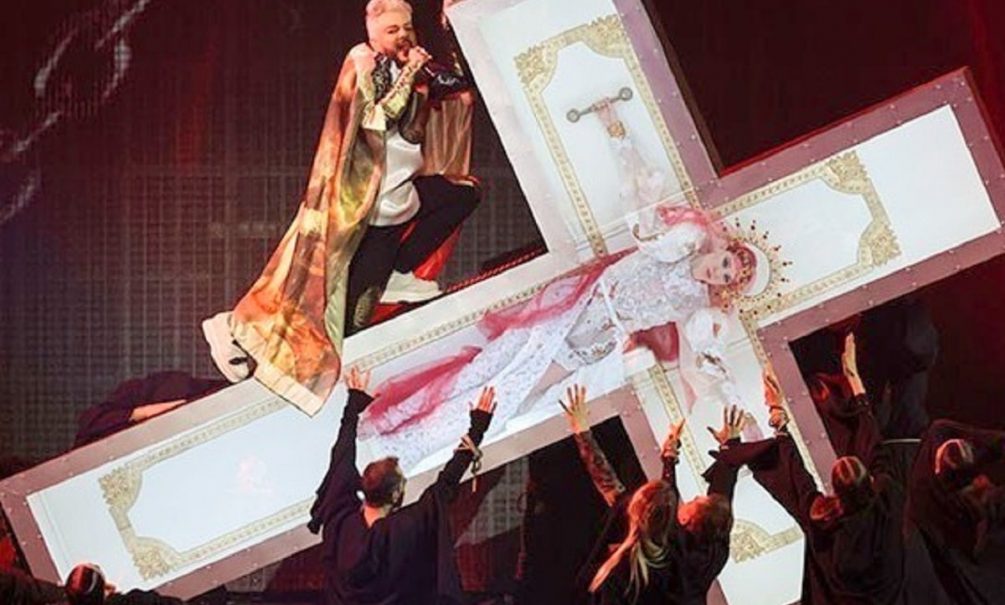 «До слов в защиту Аллы и Максима крест никого не волновал»: Киркоров об отмене концерта после скандала 