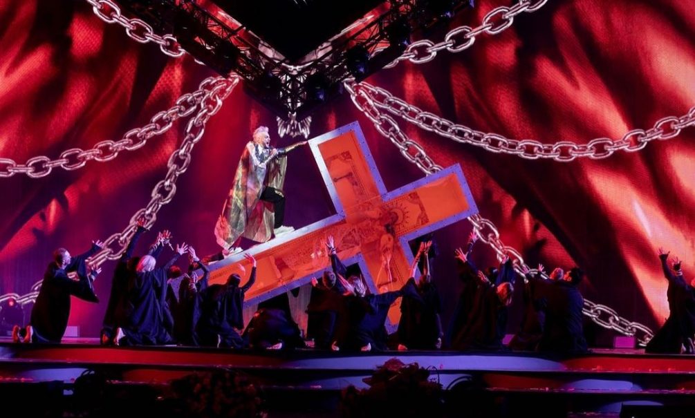 «Сатанинские пляски»: Киркоров устроил шоу на поваленном кресте в Кремлевском дворце 