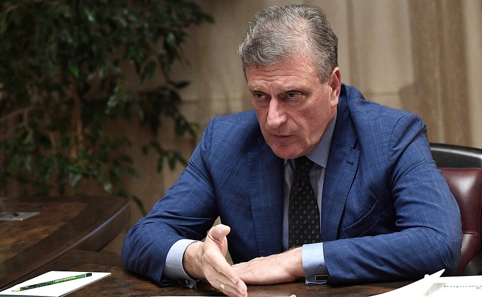 Майский губернаторопад: главы пяти регионов России заявили об уходе в отставку