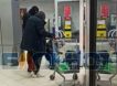 Истошно кричала от боли: бабушку приковали наручниками к двери магазина в Воронеже