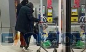Истошно кричала от боли: бабушку приковали наручниками к двери магазина в Воронеже