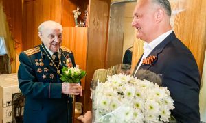 Экс-президент Молдовы Игорь Додон навестил легендарного молдавского ветерана ВОВ