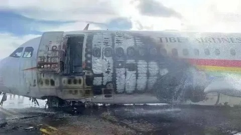 В Китае пассажирский самолет со 113 пассажирами выкатился за пределы ВПП и загорелся 