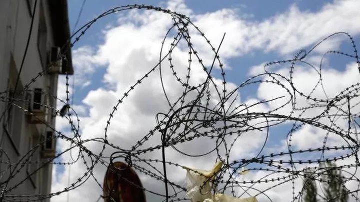 «Били палками и вставляли в рот лейку»: житель Северодонецка рассказал о тайной пыточной тюрьме СБУ 
