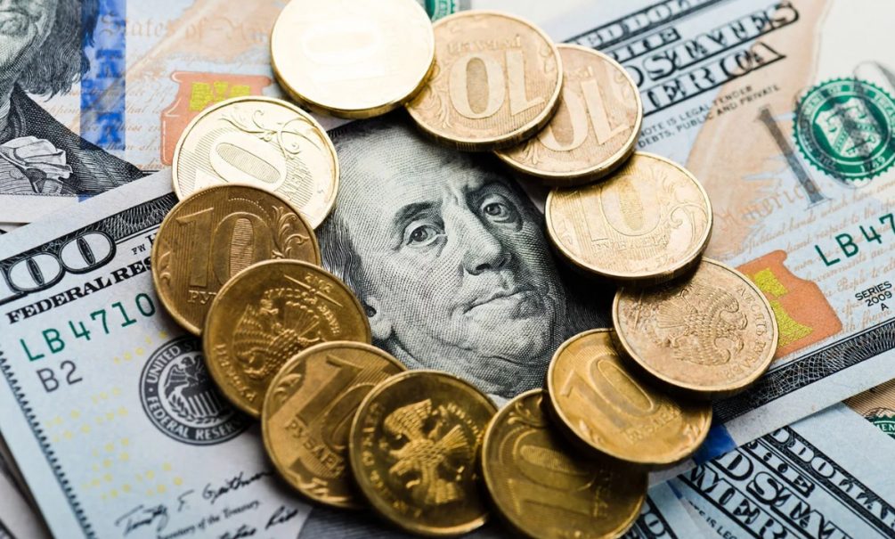 В апреле рубль стал самой сильной валютой месяца. Что ждать от него дальше? 
