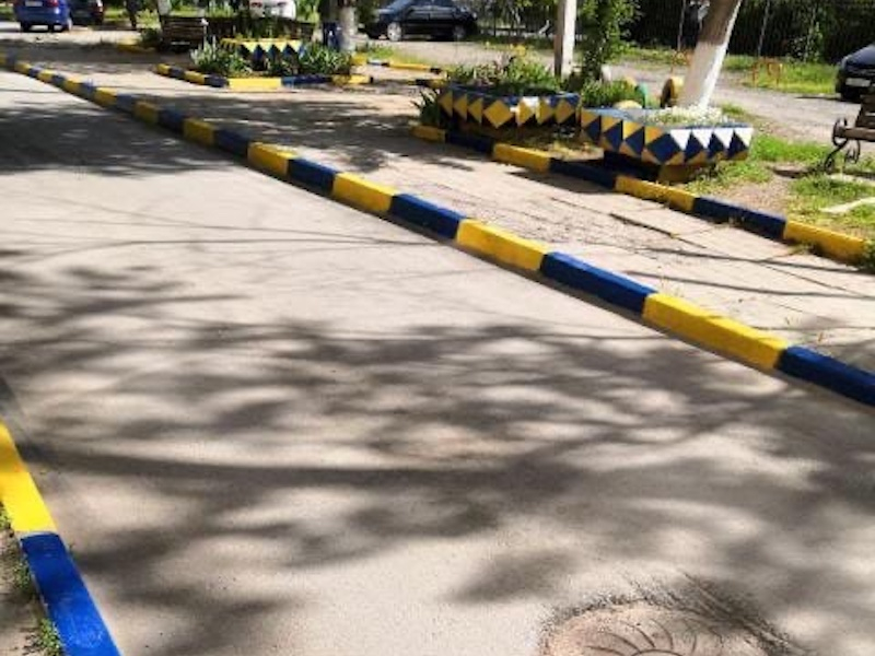 Деколоризация: бордюры цвета флага Украины перекрасили в российский триколор в Волгодонске