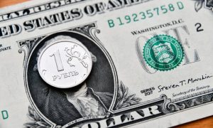 Доллар — по 56, евро — по 59: почему крепкий рубль опасен для экономики России