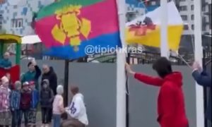 Детсадовцев в Краснодаре вытащили в непогоду на церемонию поднятия флага и подняли флаг вверх ногами